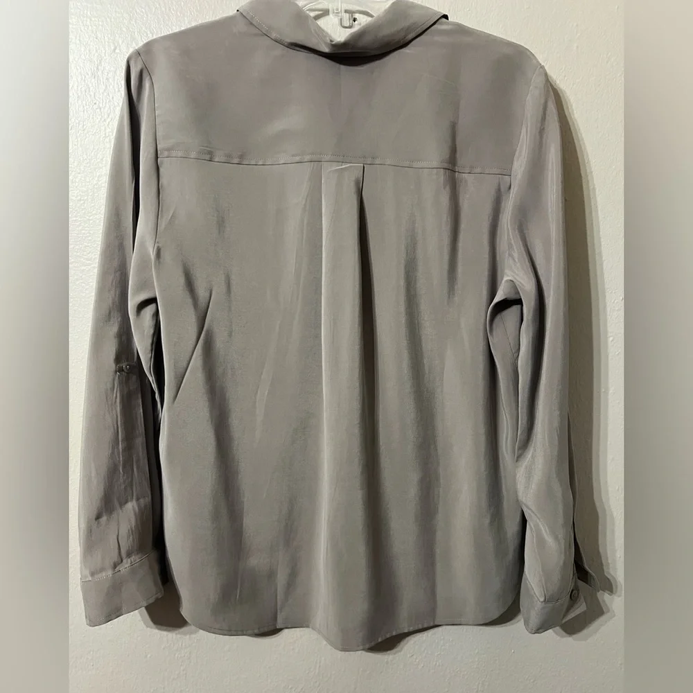NWT CHICO’S Sofia Silky chic button down blouse - Size 1/Medium - Picture 2 of 8